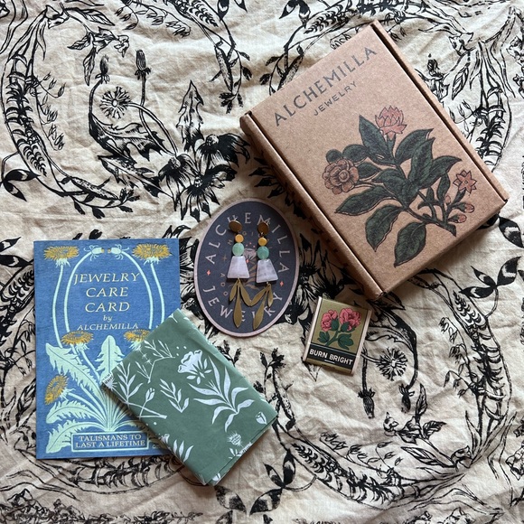 Alchemilla “Verdure” earrings in pink - Picture 3 of 3